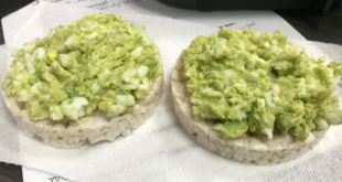 Rice Cakes With Avocado and Egg